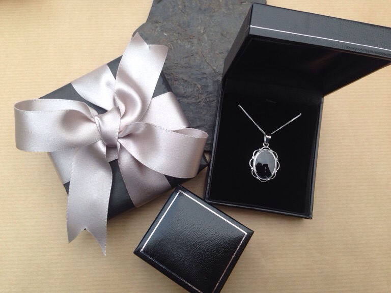 Jewelry shop gift wrap